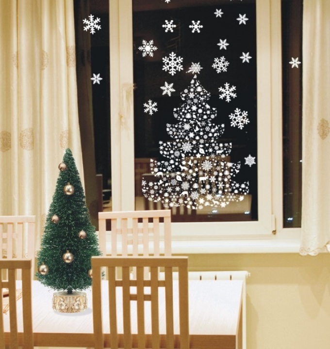 Ideen für die Dekoration eines Fensters mit Schablonen für das neue Jahr, Beispiel 1
