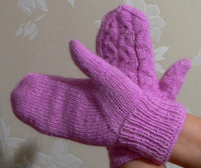 Lilac mittens associated with knitting needles with an Indian wedge