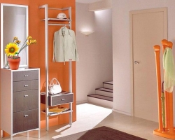 ¿Es posible colgar un espejo frente a la puerta principal y la puerta de la habitación en Feng Shui: letreros? ¿Es posible colgar horas, fotos, fotos frente a la puerta principal? ¿Cómo decorar la pared, qué colgar en la pared en el pasillo frente a la puerta principal?