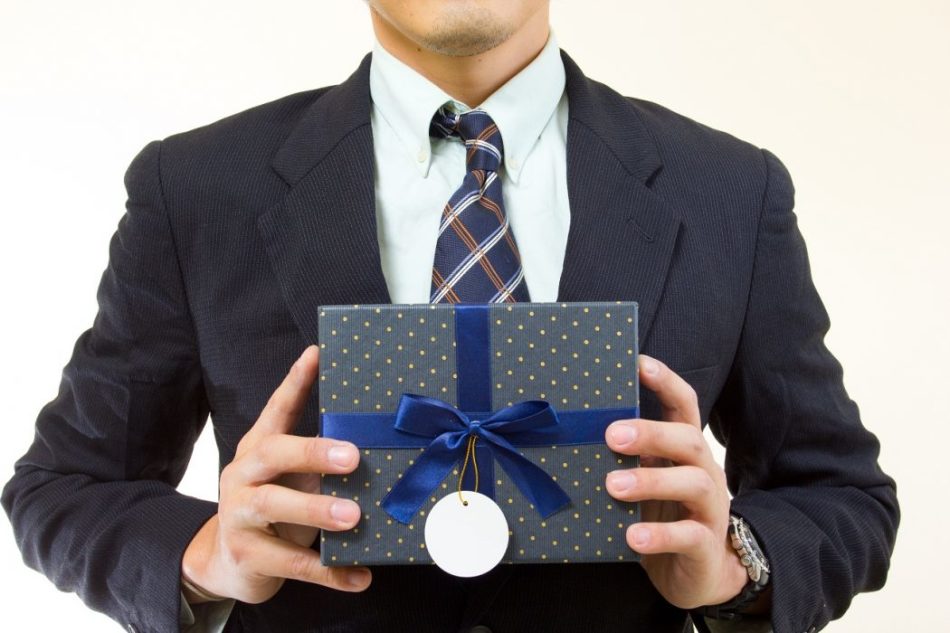 What words to say when presenting a gift to a woman