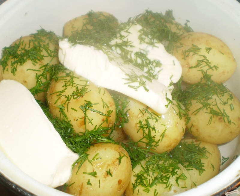Молодая картошка с маслом и зеленью
