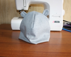 Do -it -yourself hat and snood cap. Pattering cap of knitwear and fleece for women, girls and children