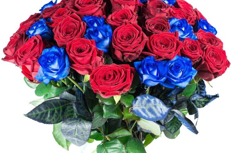 Bouquet con rosas azules y rojas