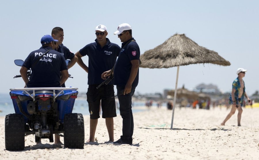 Полиция охраняет пляж туниса