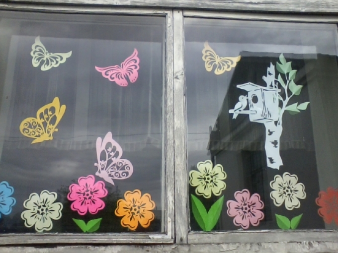 تزئین پنجره ها با پروانه های زیبا و پرندگان کاغذ تا 8 مارس