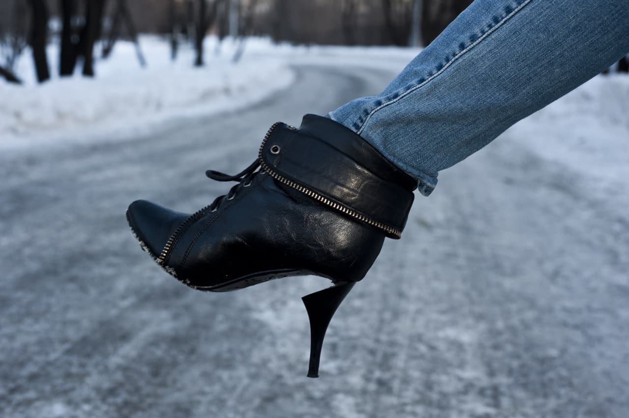 К чему снится выбирать обувь. Сломанный каблук на сапогах. Зимой в туфлях. Каблуки зимние. Зимой на каблуках.