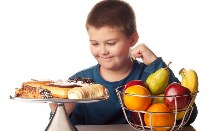 La lutte contre les enfants d'âge préscolaire, l'ère scolaire souffrant d'obésité