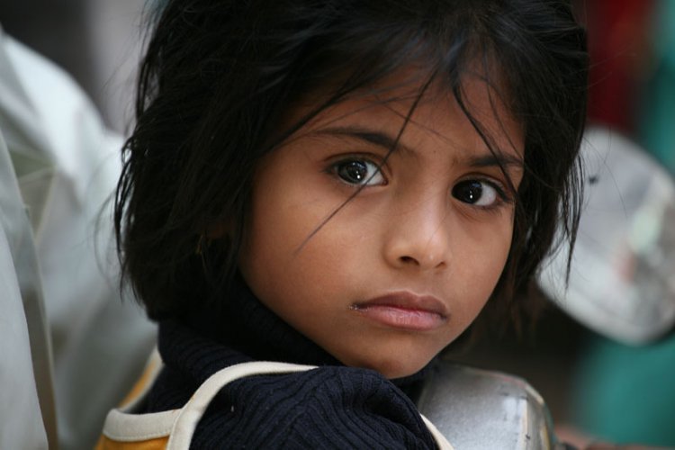 Индийский мальчик с карими глазами