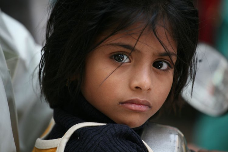 Boy indien aux yeux bruns