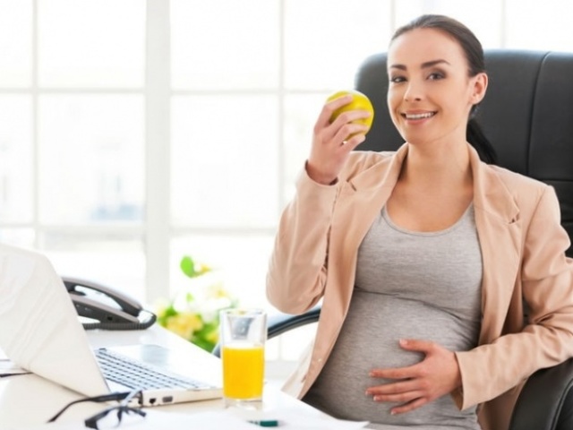 Quand l'employeur informe-t-il l'employeur de la grossesse? Quels droits à l'œuvre ont un employé enceinte, quelles exigences ont le droit de présenter: les paiements pendant la grossesse. Une femme enceinte peut-elle réduire ou tirer? Qu'est-ce qui est nécessaire pour protéger les droits d'une femme enceinte?