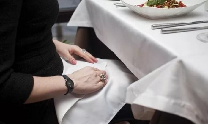 Вот как нужно держать локти и руки за столом, если еда еще не подана