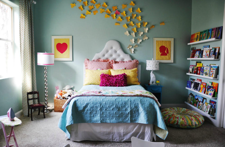How to decorate the wall with paper butterflies: wall design