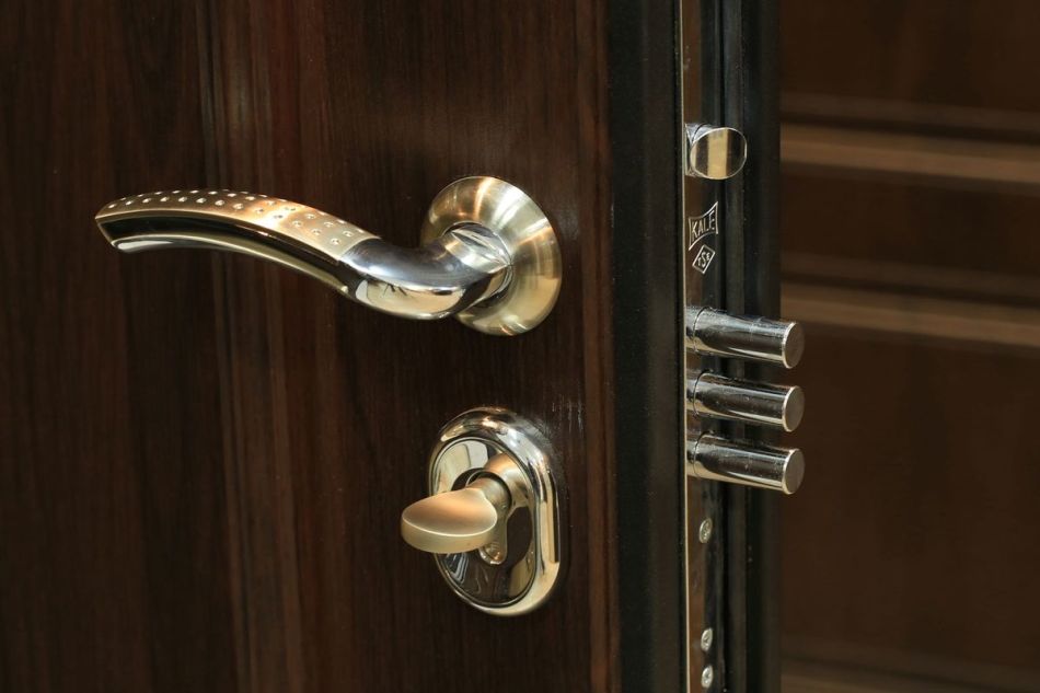 Как и чем помыть двери покрытые лаком?