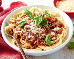 Spagetti Bolognaz: 2 legjobb lépés -lépcsőzetes recept részletes összetevőkkel