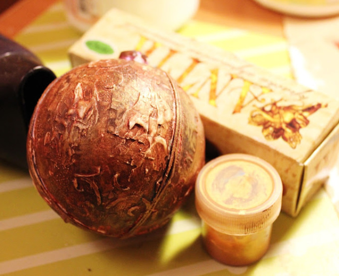 Нанесение на шарик краски под античное золото