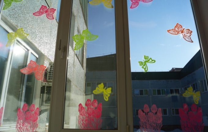 Красивое оформление окон бабочками и птичками из бумаги к 8 марта своими руками: идеи, фото