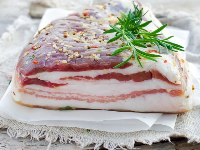 Apakah ada kolesterol dalam penjualan babi? Apakah mungkin makan babi asin babi dengan peningkatan kolesterol dalam darah?