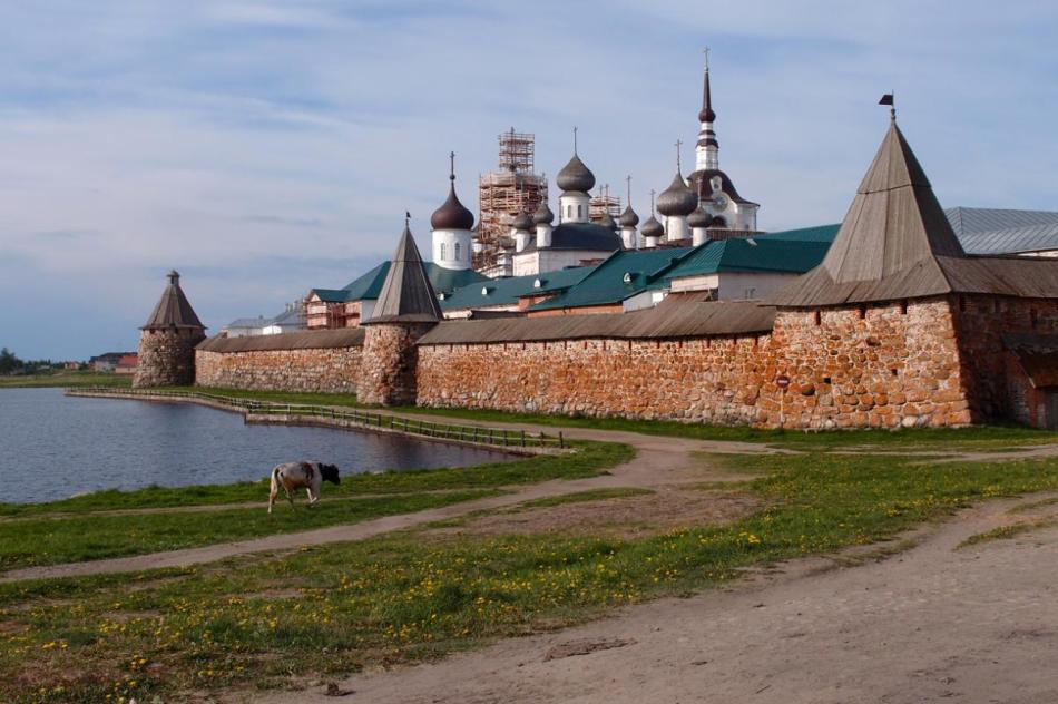 The walls of the monastery look like serfs, which is not accidental