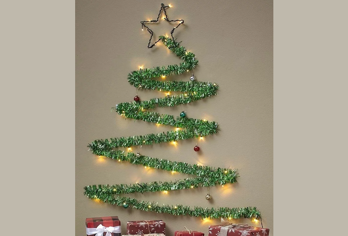 Pohon Natal Buatan Tahun Baru dari Mishura di dinding dengan tangan Anda sendiri