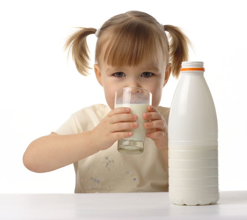 Il bambino beve latte di capra