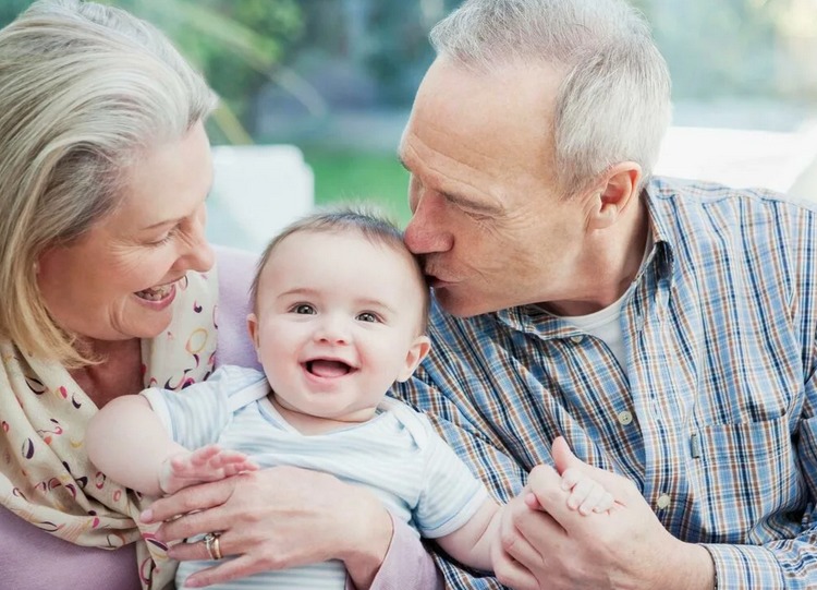 Grands-parents avec son petit-fils