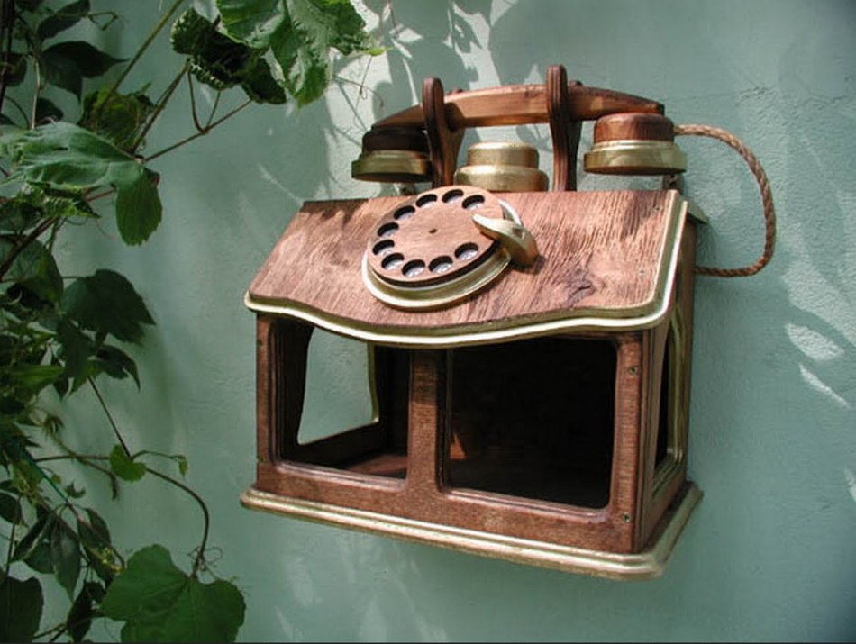 Creative wood feeder in the form of a vintage phone