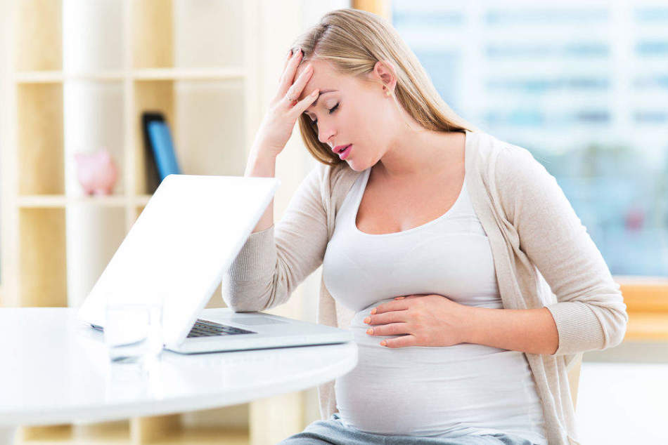 Gyomorfájdalom egy terhes nőben