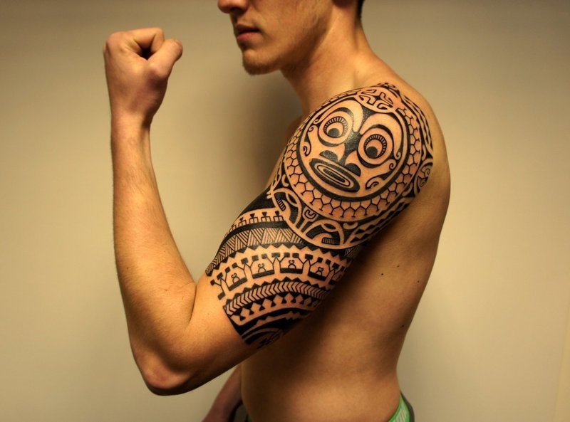Еще один пример полинезийской тату на плече