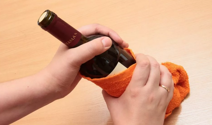 Sebotol anggur dapat dibuka tanpa celah dengan pukulan ke bawah