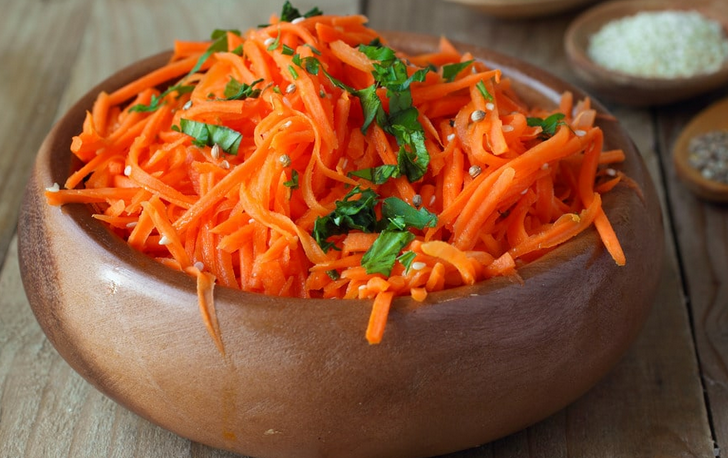 Anda dapat menghapus cuka dari wortel Korea menggunakan beberapa rahasia