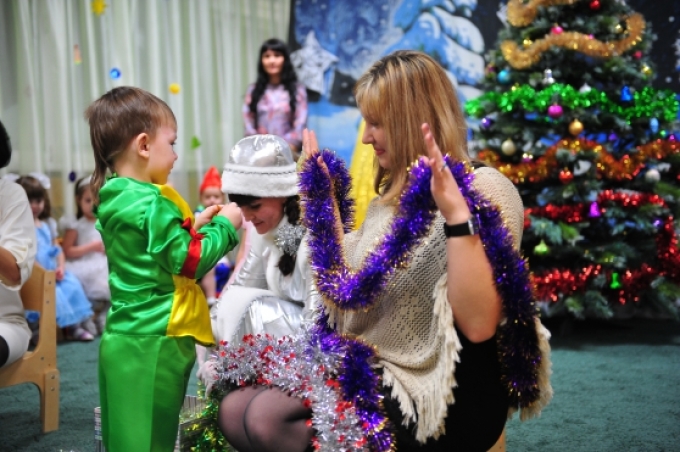 Au lieu de déclarer un arbre de Noël, les enfants peuvent être proposés pour habiller une petite mère
