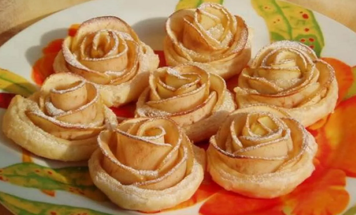 Sugar roses from the remnants of a non -cheerful dough for dumplings