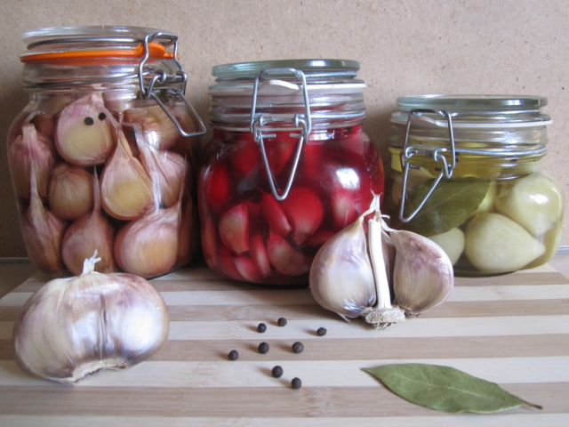 The best recipes for pickled garlic cloves and whole heads, as in the market, for the winter in jars. How to quickly and tasty prepare pickled garlic for the winter in Korean, in Georgian, with beets, with red currant, gooseberry: recipes