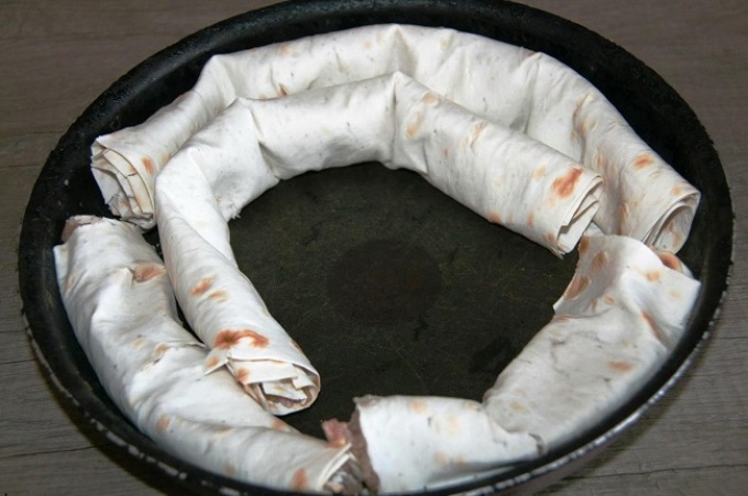Lavash Roulet z mleto meso, pečeno v siru mešanici: polaganje zvitkov od lavash do oblike