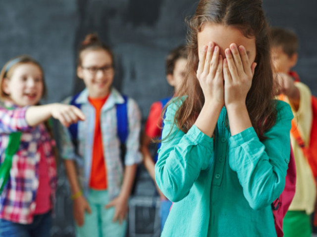 Как быть, если ребенок конфликтует с одноклассниками — надо ли вмешиваться? Стоит ли переводить ребенка в другую школу, если его обижают?