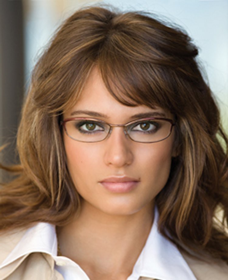 A szemüveg alatti barna szemek sminkje során tanácsos a szemre összpontosítani