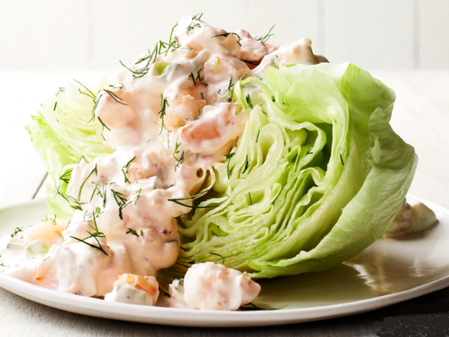 Salades d'iceberg: recettes simples et savoureuses avec légumes, viande de bœuf, langue, saucisse, foie de poulet, foie de morue, œufs, fromage, haricots, ravitaillement de la moutarde