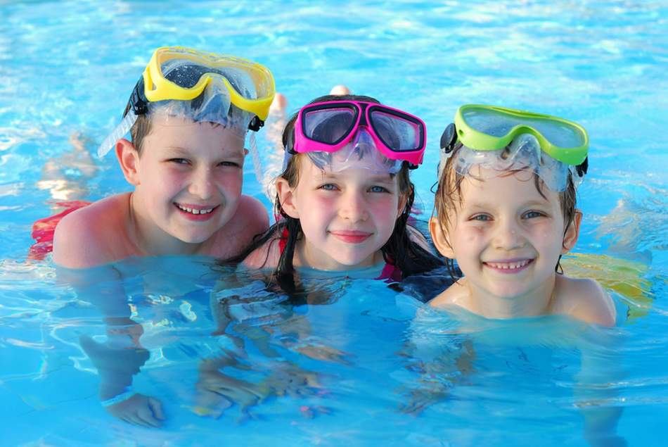 Για να επισκεφθείτε τα παιδιά της πισίνας, πρέπει να πάρετε ένα απόξεση.