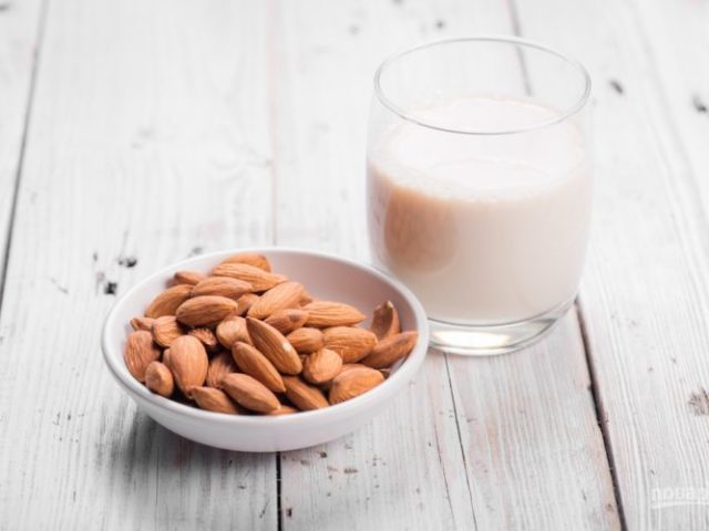 Миндальное молоко: польза и вред, калорийность на 100 грамм. Калорийность кофе, какао, матча, каш и других блюд на основе миндального молока. Как приготовить миндальное молоко в домашних условиях: простой рецепт