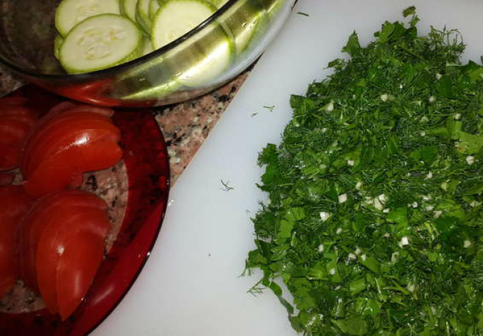 Zucchini panggang dengan tomat dan keju dalam oven: Siapkan produk