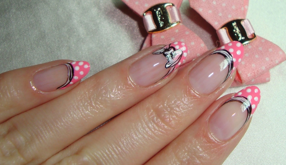 Pea nail design with a bow