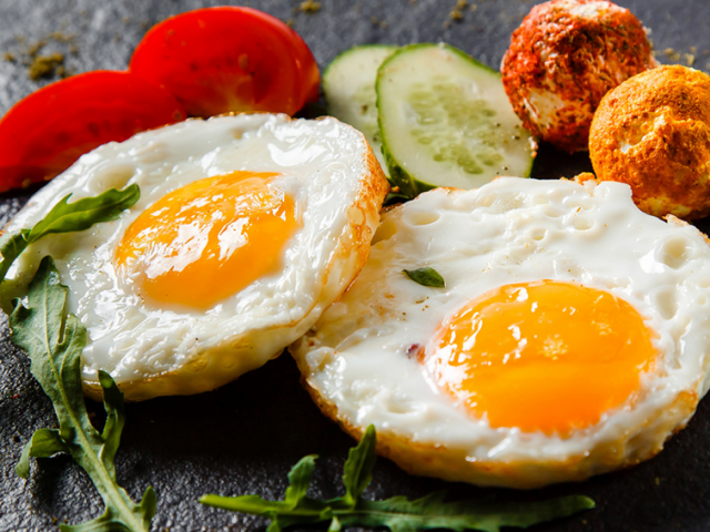 Πρέπει να προσθέσω λάδι όταν τηγανίζουμε τηγανητά αυγά; Σε ποιο λάδι είναι καλύτερο να τηγανίζουμε τα ομελέτα;
