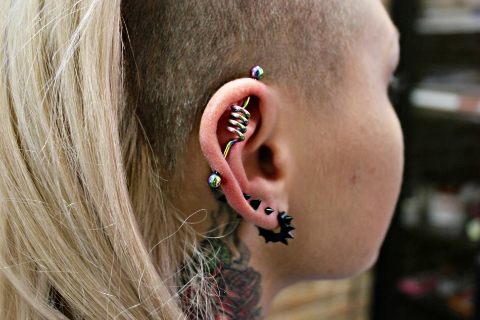 Gyönyörű ékszerek az ipari fülek piercingjeihez: csavart rúd