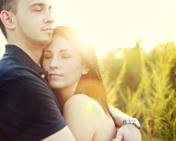 Why does a man hug a girl, a woman from behind? The guy hugs the girl: the meaning of hugs