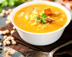 Да ли морам да додам бели лук у супу од грашка: да ли је то могуће? Колико кухати грашак у супи: како кухати грашак, колико да се натопиш?