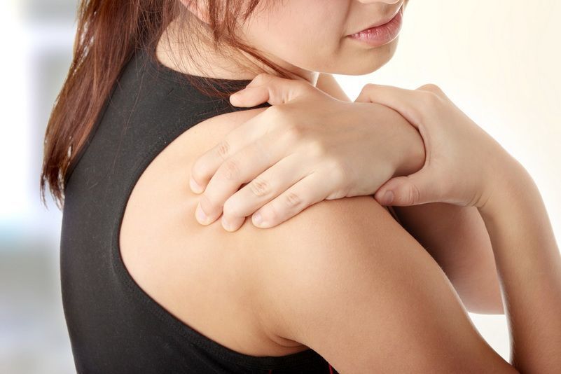 The massage helps to recover after a clavicle fracture.