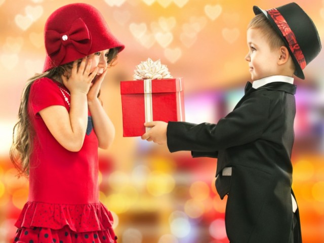 Что подарить ребенку девочке на Новый год: идеи подарков, фото. Какой подарок подарить маленькой девочке, первокласснице, подростку на Новый год? Что подарить девочке на Новый год недорого: идеи недорогих подарков, игрушек