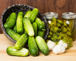 Una receta de deliciosos pepinos en escabeche para el invierno de crujientes, dulces, con vinagre y sin vinagre, con mostaza, canela, dientes en un frasco de litro