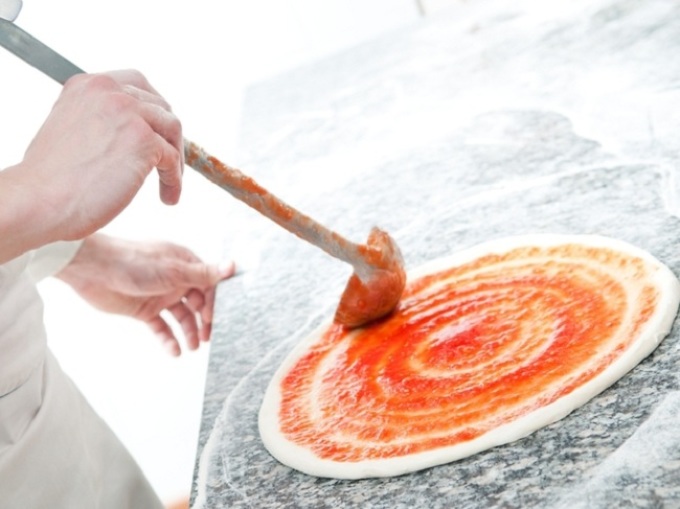 Cara mendistribusikan saus pizza dengan benar