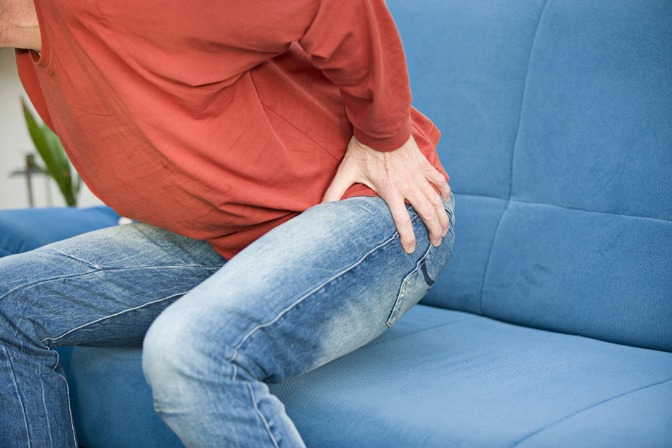 Боль в тазобедренном суставе у мужчин и женщин может вызвать ряд ортопедических и неврологических заболеваний.